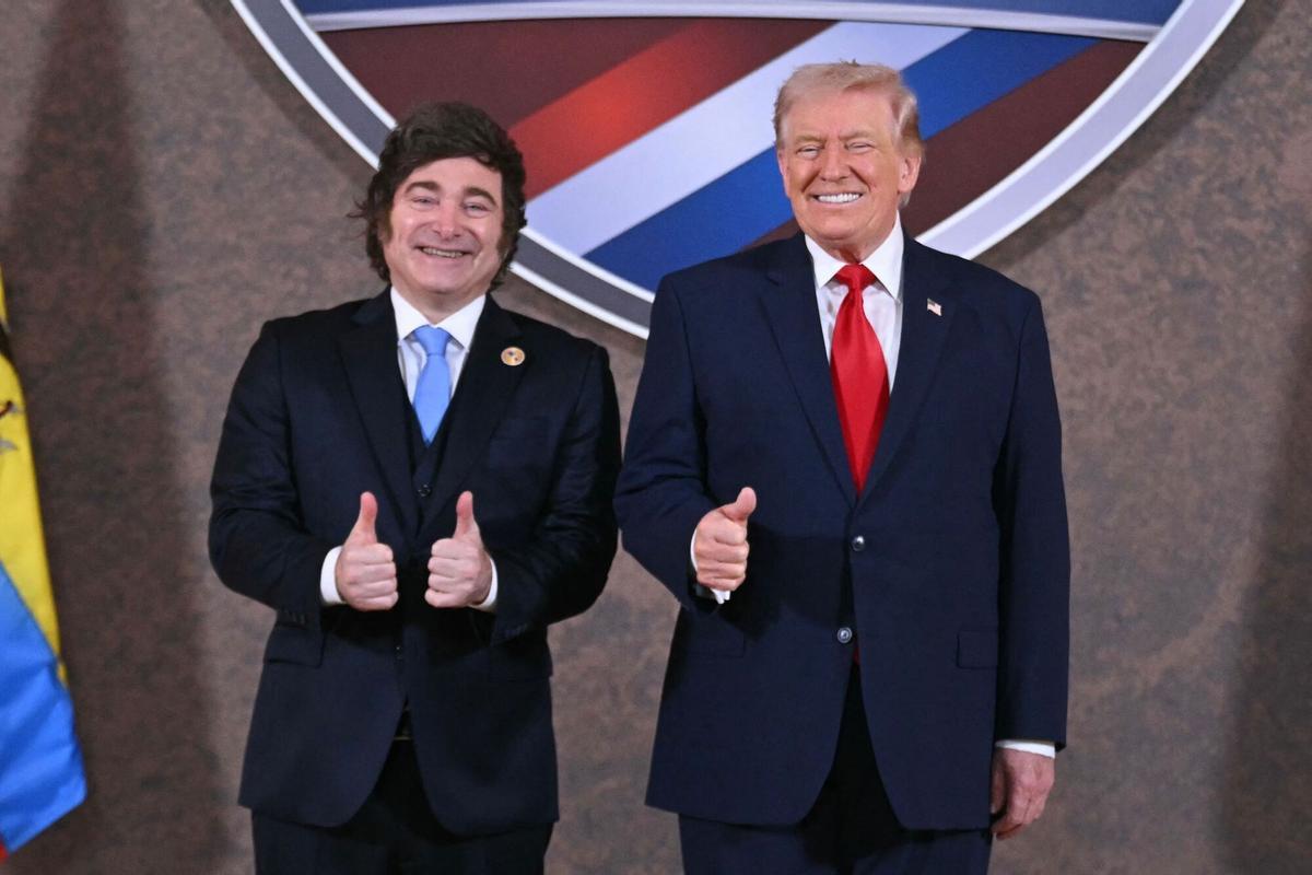El presidente de Argentina, Javier Milei, junto a su homólogo de Estados Unidos, Donald Trump durante el encuentro "Shield of the Americas", realizado en Miami el 7 de marzo de 2026.