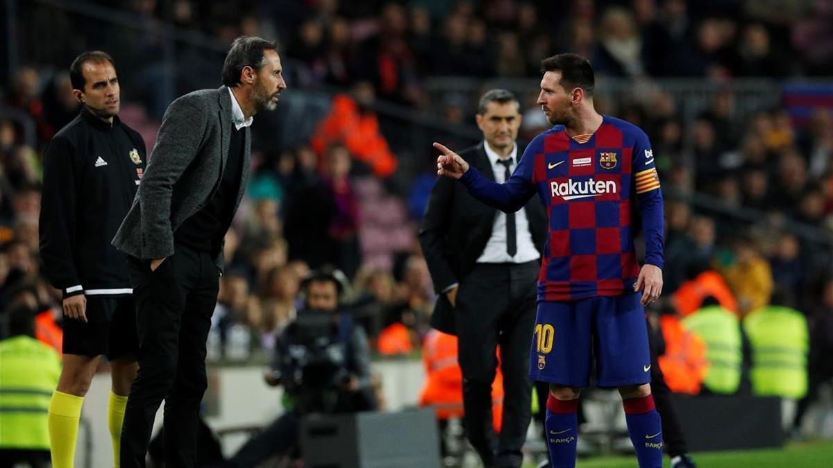 Messi discute con Vicente Moreno.