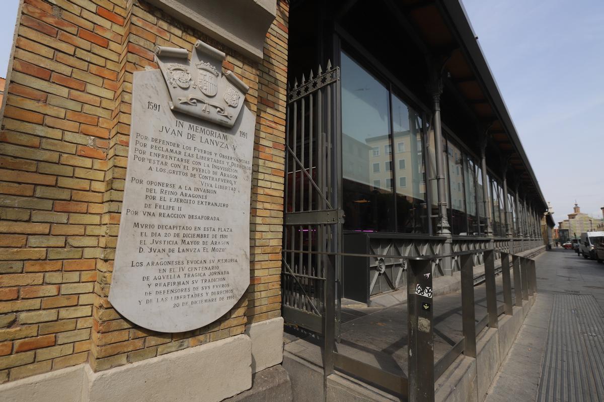 Una placa en el Mercado Central recuerda el lugar donde fue decapitado el Justicia Juan de Lanuza.