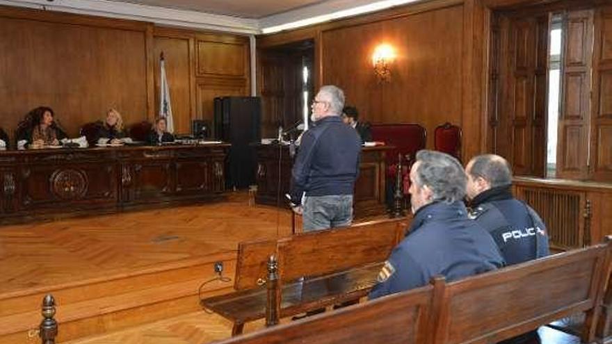 Jaime G. P., de pie, en el juicio celebrado en Pontevedra. // G. S.