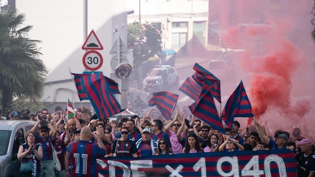 Aficionados del Eibar, antes del último partido en ipurua.