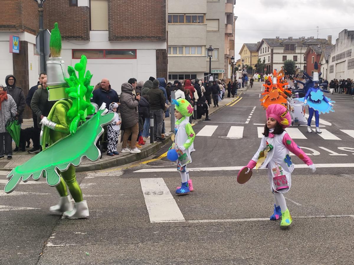 El carnaval de Tapia resiste a pesar de la lluvia
