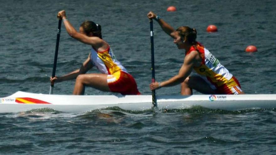 Antía Jacome (derecha) durante la carrera de C-2 que le dio el bronce en Portugal. // FDV