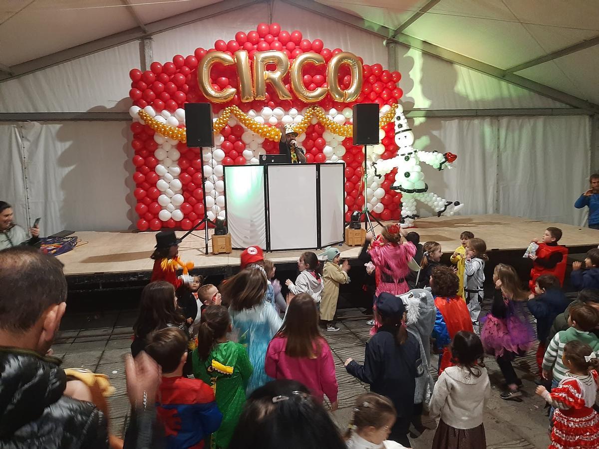 El espacio de circo en el interior de la carpa del parque Zapardel de Luanco en un imagen de archivo.