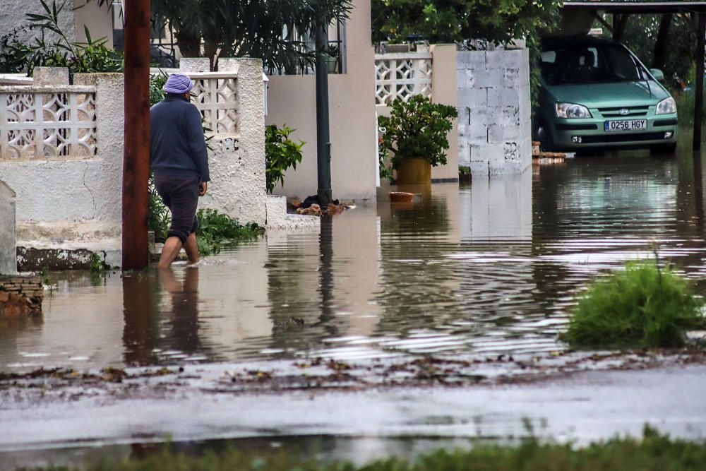 Inundaciones en Torrevieja. Avenidas y casas anegadas. Cien litros por metro cuadrado. Más de 30 intervenciones de Bomberos