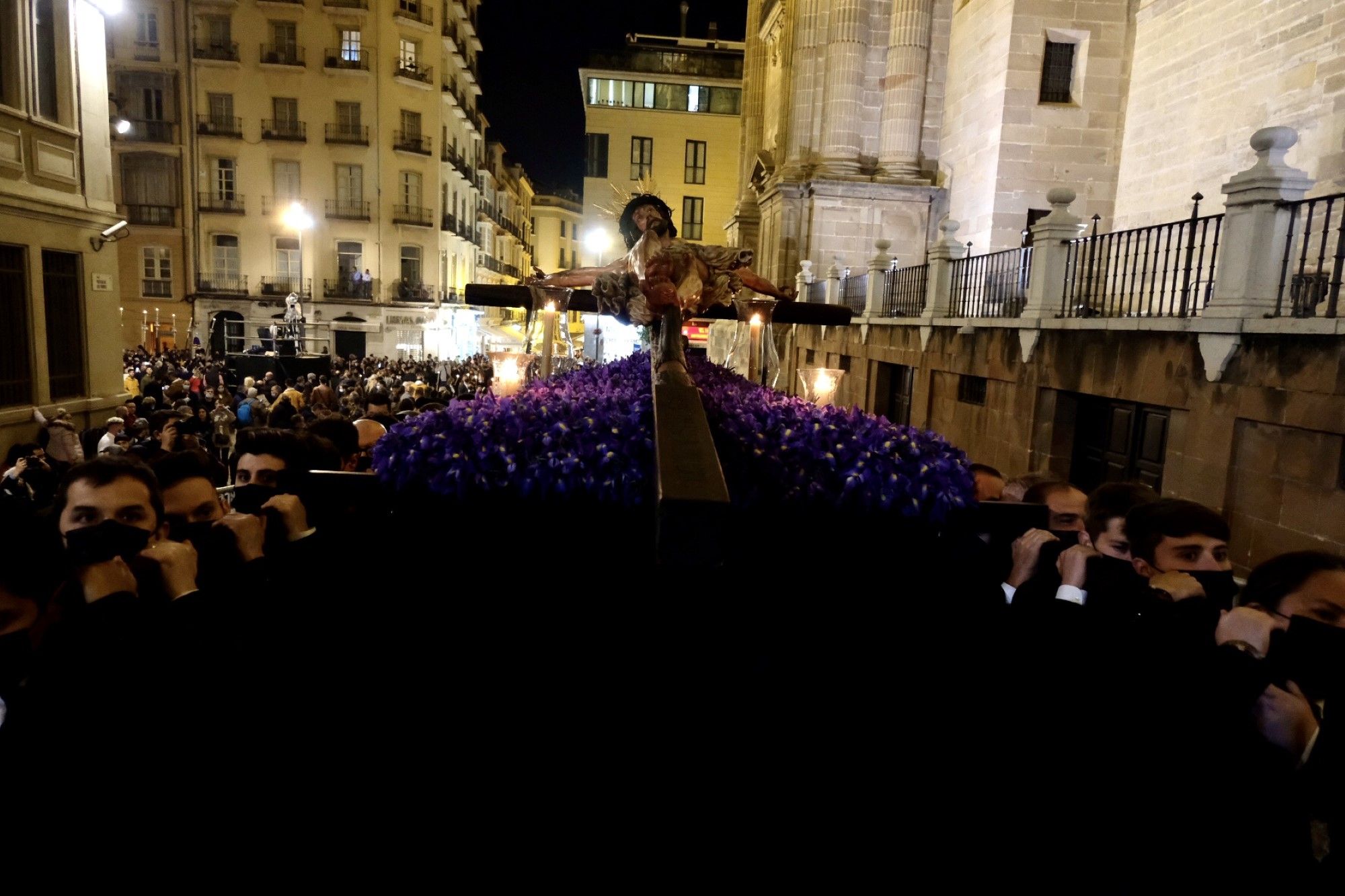 El Cristo de la Crucifixión accede a la Catedral