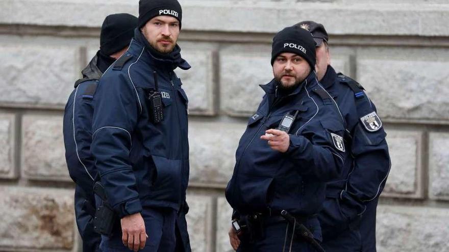 Policías alemanes, ayer, ante la Embajada rusa en Berlín. // AFP