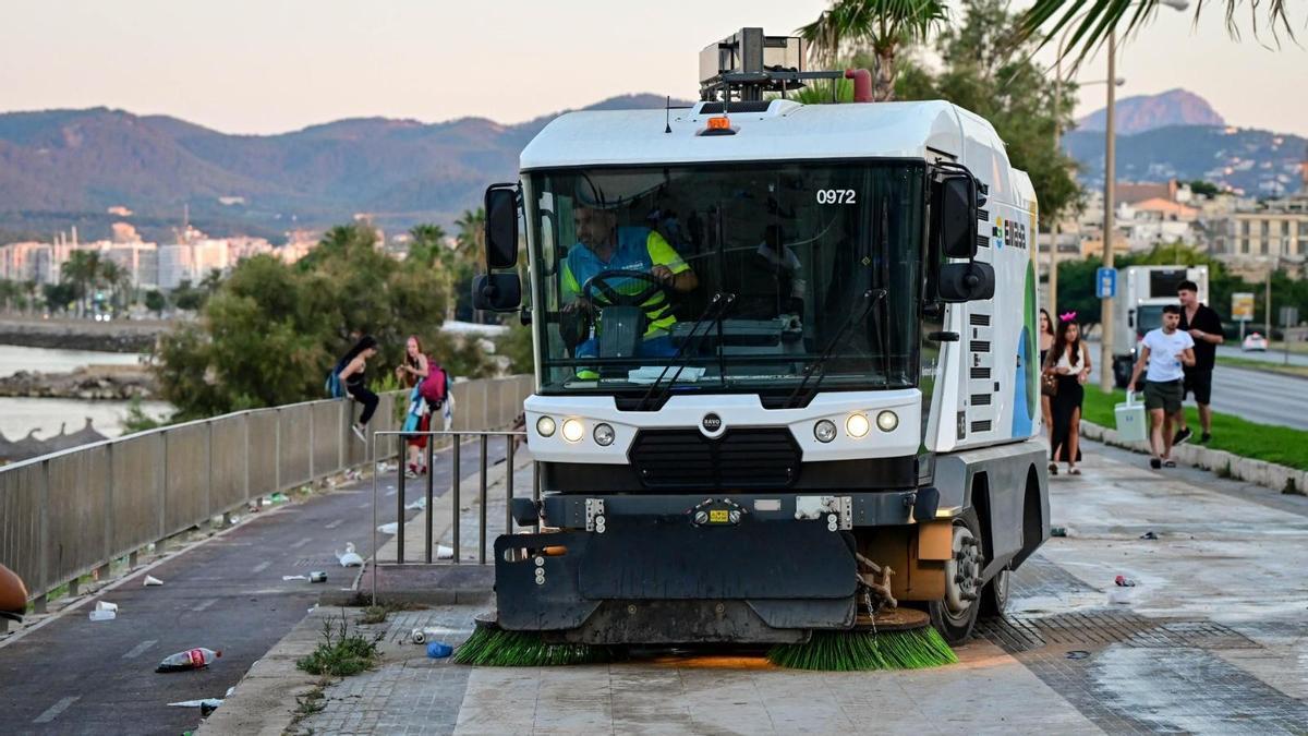 Emaya recoge 15 toneladas de residuos en el transcurso del dispositivo especial de limpieza de la Nit de Sant Joan.