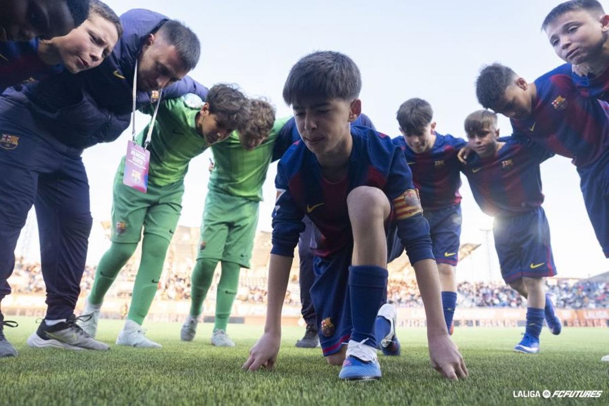 Barça U12 haciendo su grito en piña antes del partido