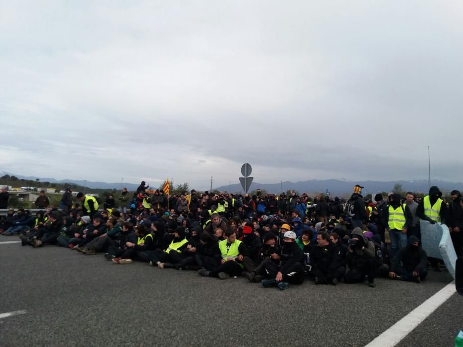 Els Mossos desallotgen els manifestants de l'AP-7