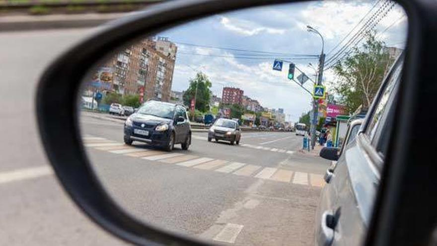 Així és l&#039;«estafa del retrovisor», el truc que busca persones grans com a víctimes