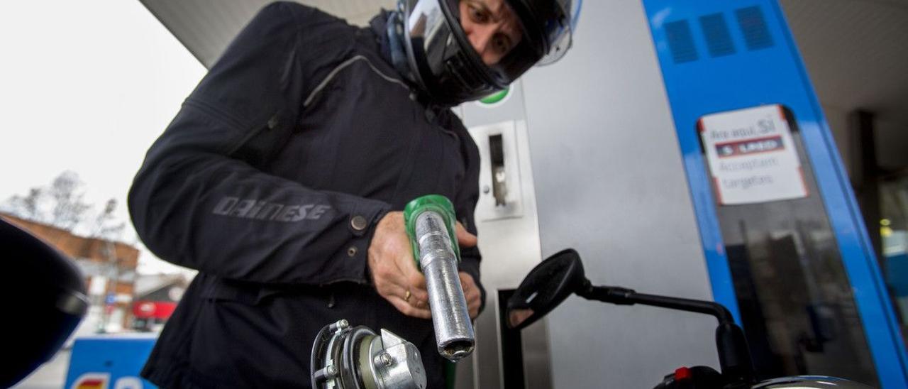 Repostaje en una gasolinera de Barcelona.