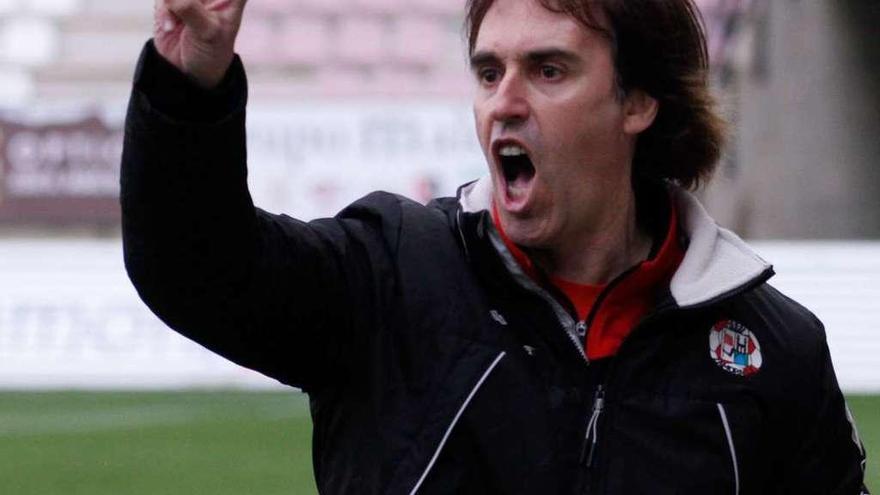 Carlos Tornadijo da instrucciones durante el partido.