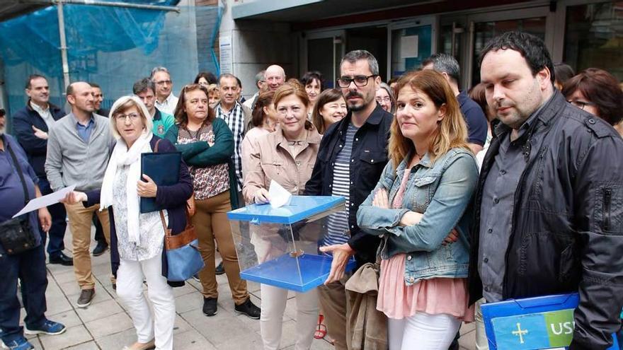 Los funcionarios de Justicia, ayer, en su protesta de Avilés.