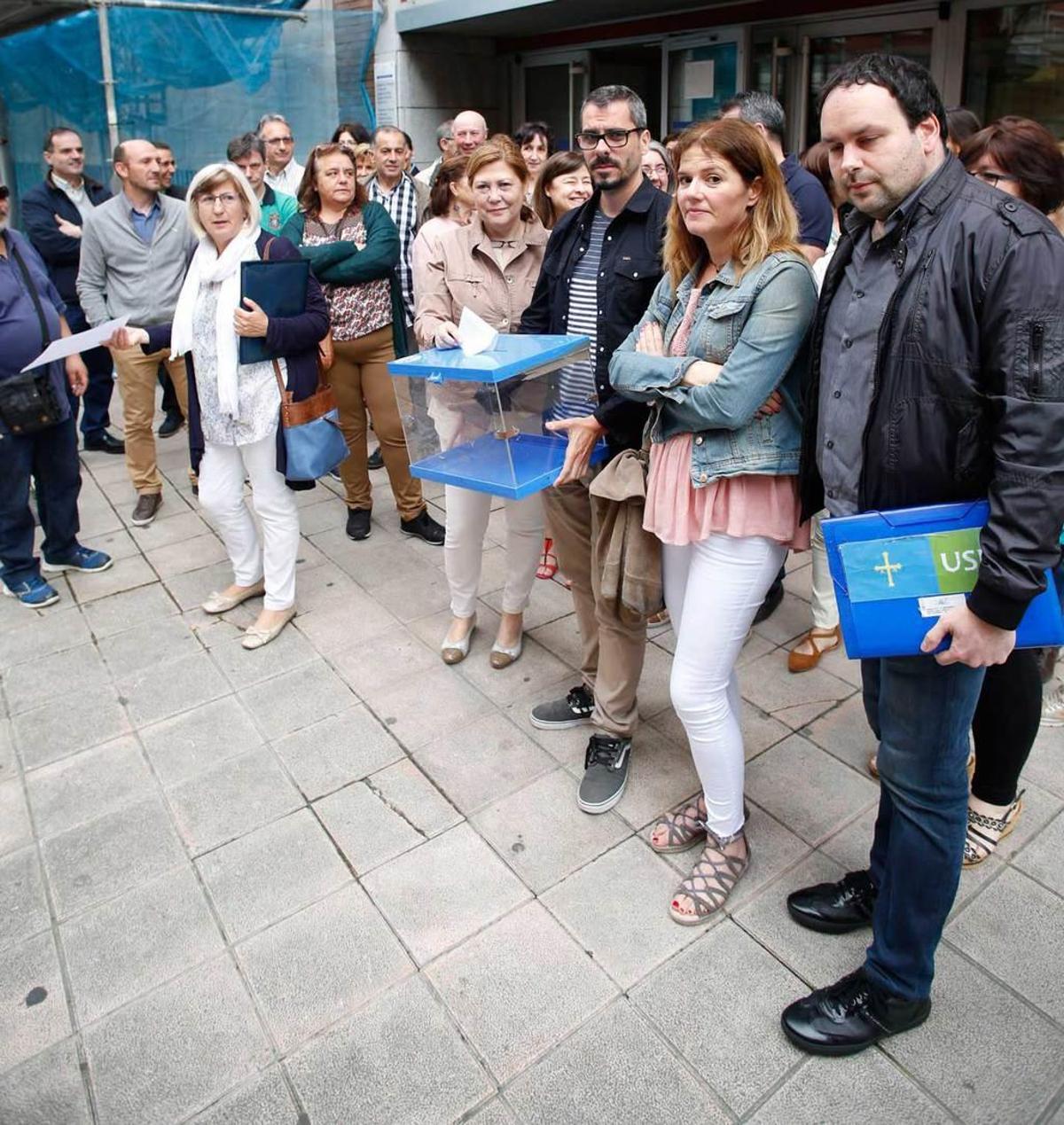 Los funcionarios de Justicia, ayer, en su protesta de Avilés.