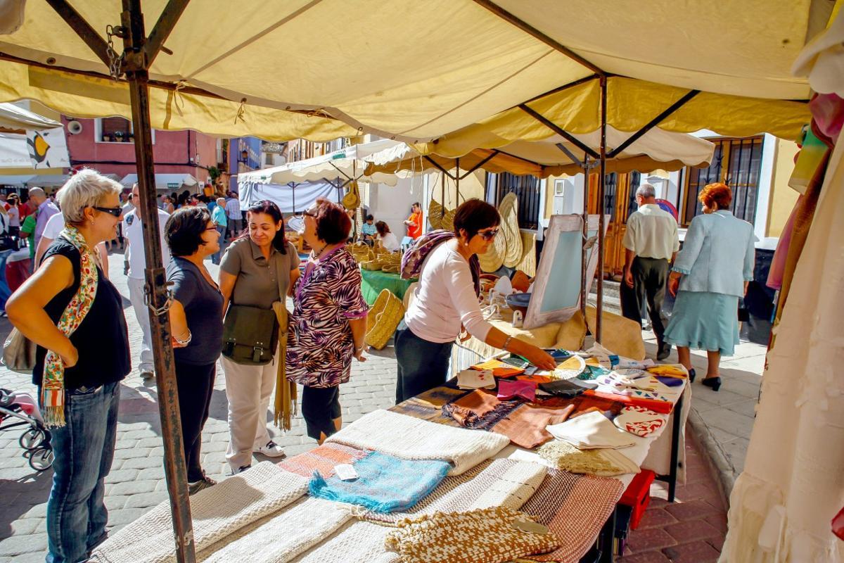 Un grupo de mujeres, en un puesto del famoso mercadillo de Bullas.