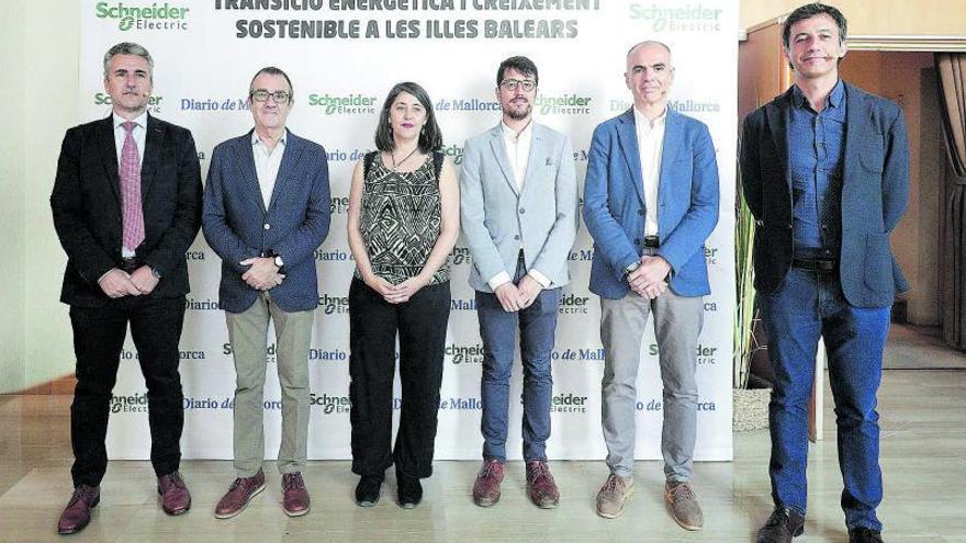 Tomás Melgar, director del aeropuerto de Palma; Juan Pedro Yllanes, vicepresidente del Govern  y conseller de Transició Energètica, Sectors Productius i Memòria Democràtica; Marisa Goñi, directora de Diario de Mallorca; Ferran Rosa, director gerente del Institut Balear d’Energia; Jordi García, VP Digital Energy &amp; Power Products de Schneider Electric y Álvaro Sánchez, climate change manager en grupo Iberostar. manu mielniezuk