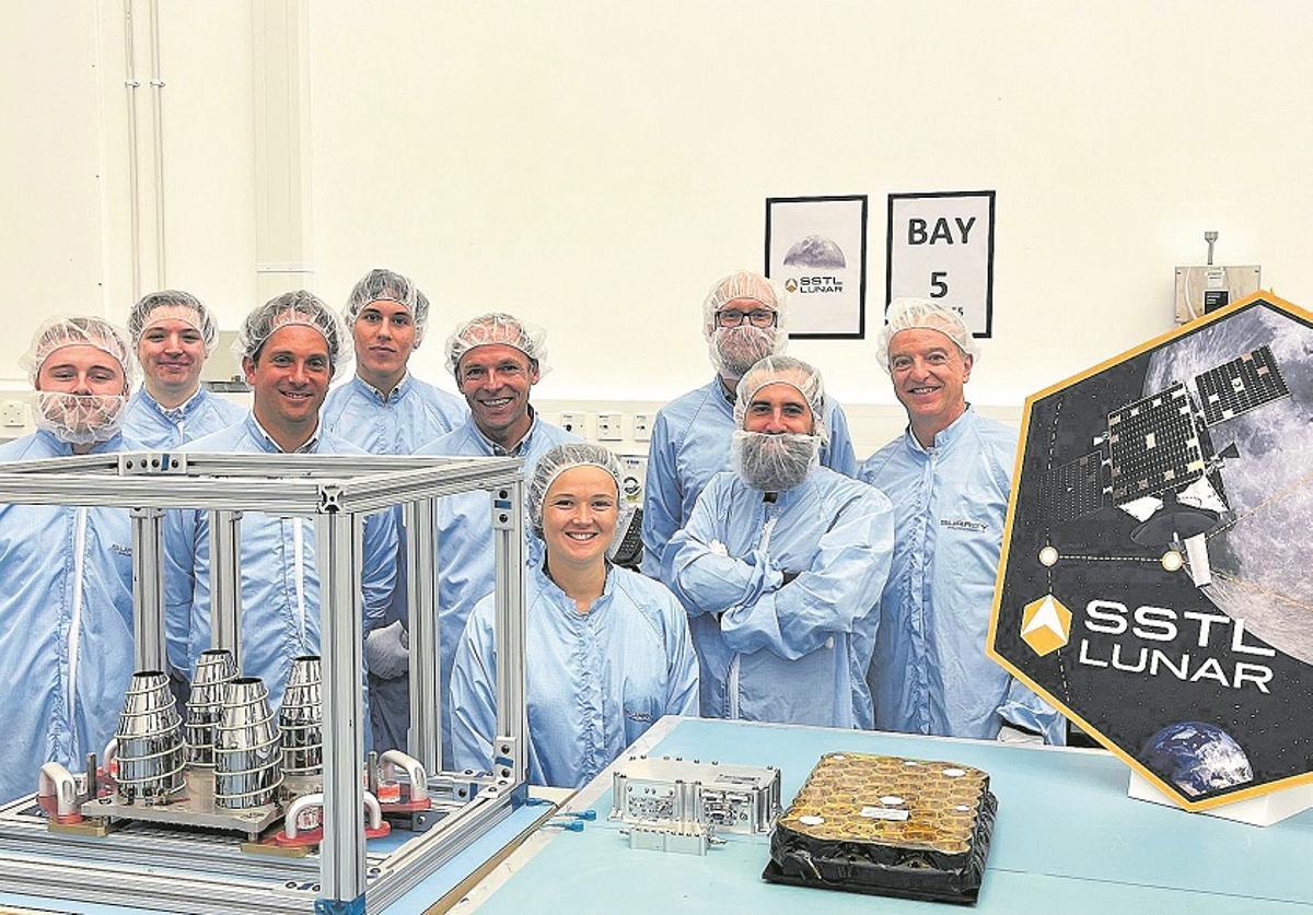 Javier Ventura-Traveset (primero por la derecha), con el primer receptor de navegación por satélite que funcionará en órbita lunar.
