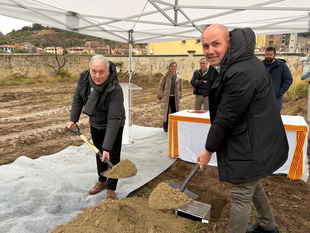 Octavio López coloca la primera piedra de las 15 viviendas de Boltaña destinadas a los trabajadores del sector turístico.
