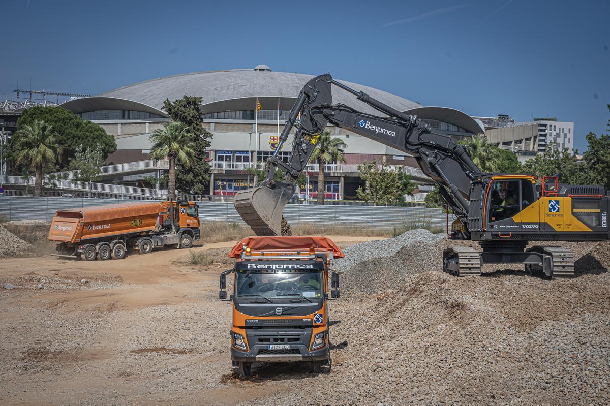 Los camiones toman el Camp Nou: empiezan las obras del estadio