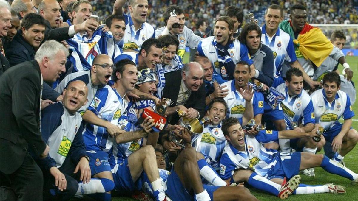 Los jugadores del Espanyol celebran la Copa conquistada en 2006.