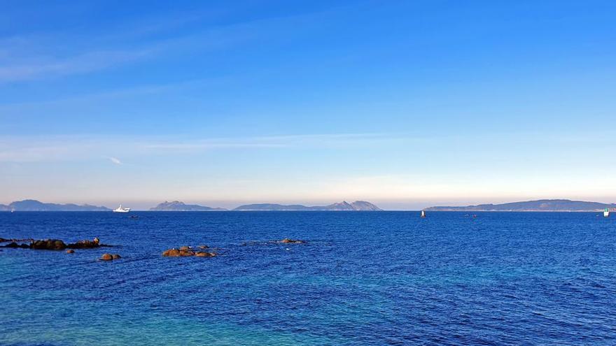 Cielo despejado sobre le mar de Vigo. // Marta G. Brea