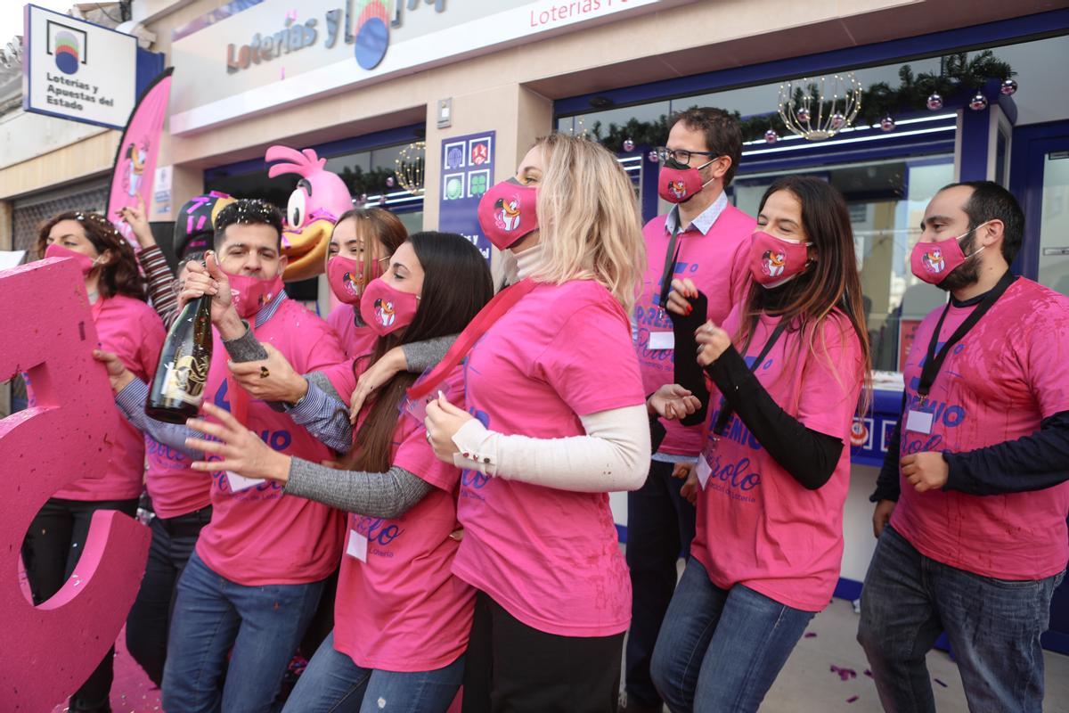 Lotería de Navidad 2021:  'El Perolo' de San Pedro del Pinatar reparte miles de euros