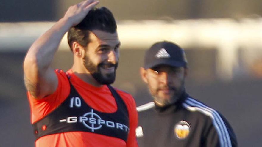 Nuno se arrima a Negredo