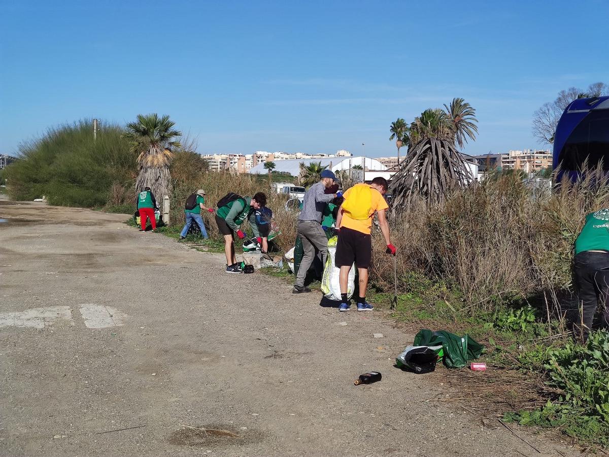 Trabajos de limpieza en la parcela del Butano, este domingo, por voluntarios de Andalimpia y de otros colectivos.