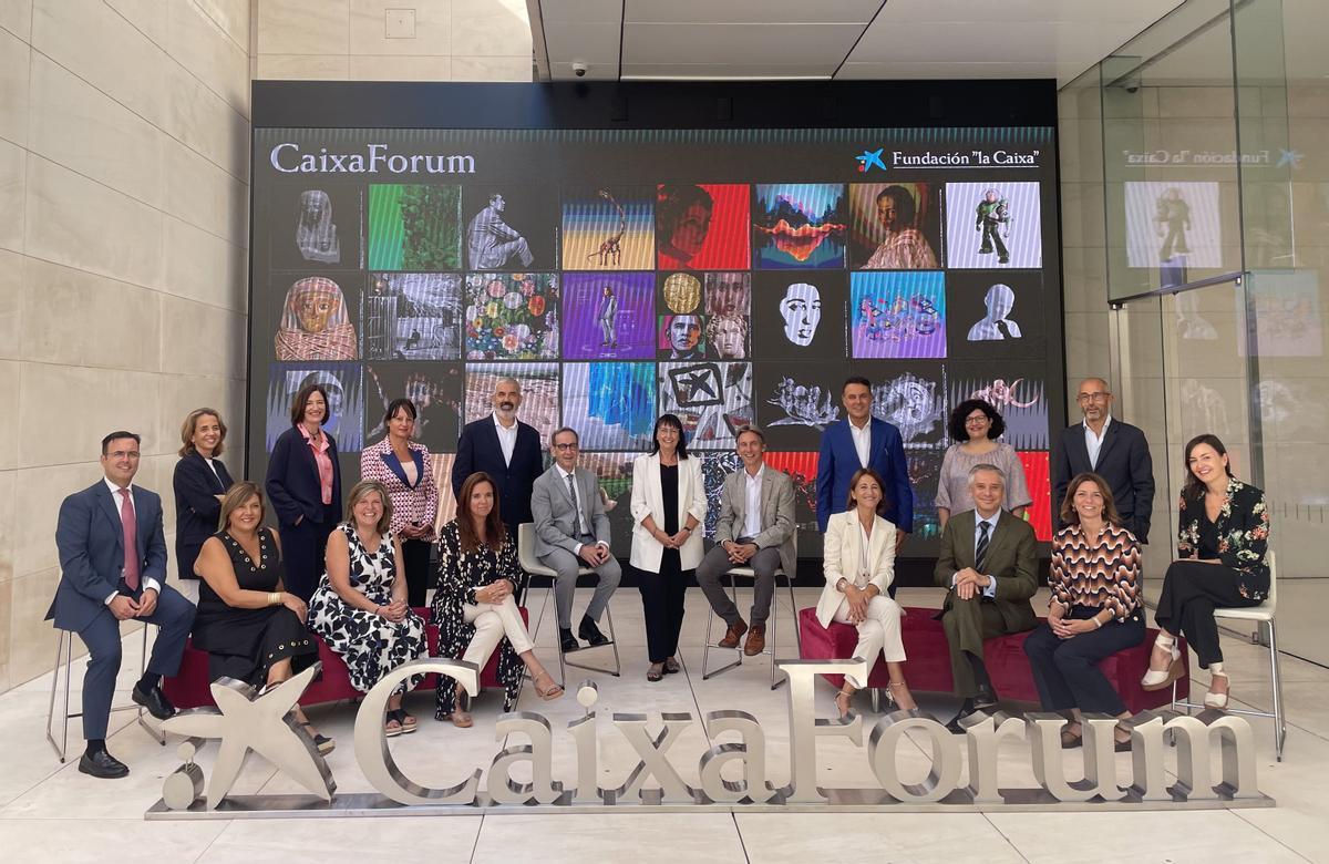 Foto de familia de la presentacion de la temporada en la red CaixaForum y CosmoCaixa.