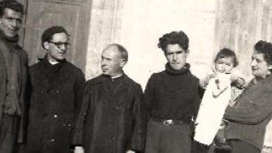 Joan Vilar i Costa al centre de la imatge, amb uns exiliats, a Tolosa de Llenguadoc