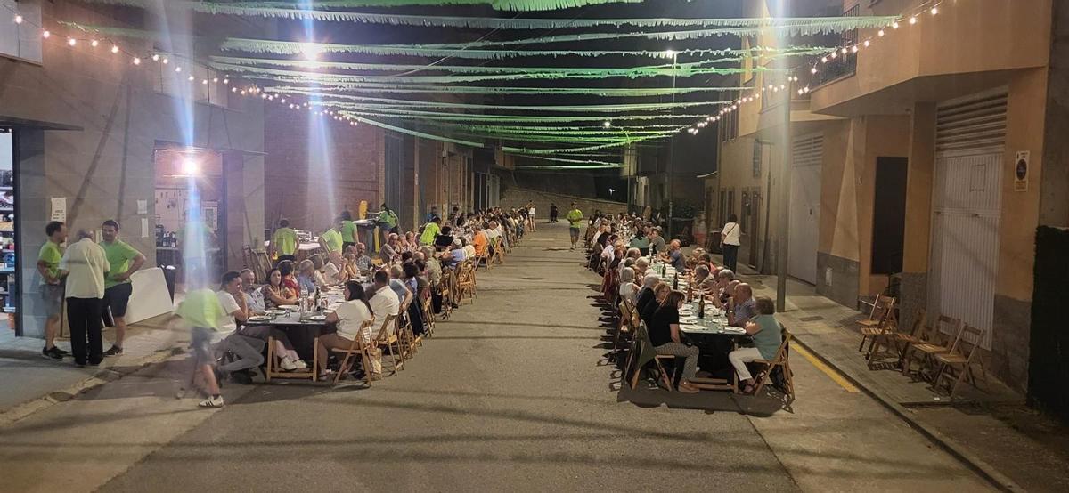 Un sopar a la festa del barri