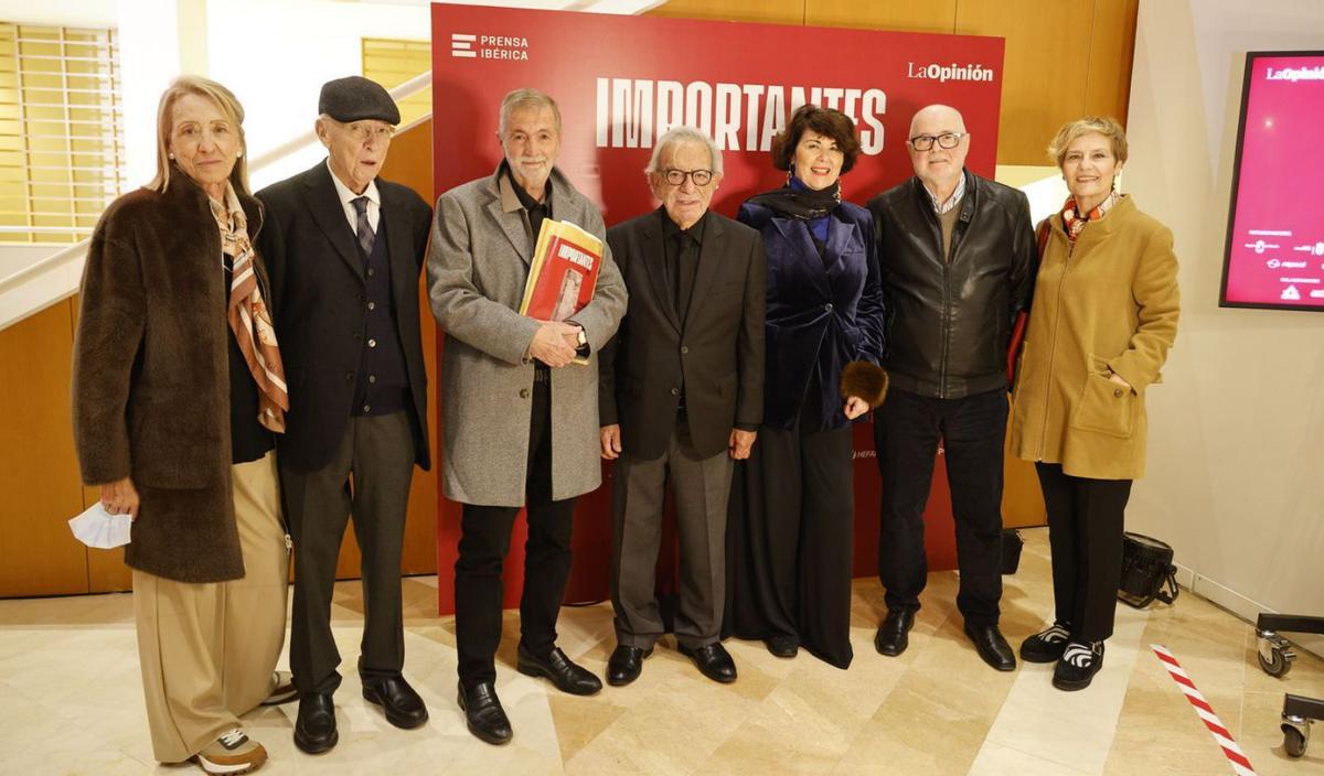 José Manuel Garrido (centro), Premio Importante de Abril, junto a sus acompañantes. | IVÁN URQUÍZAR