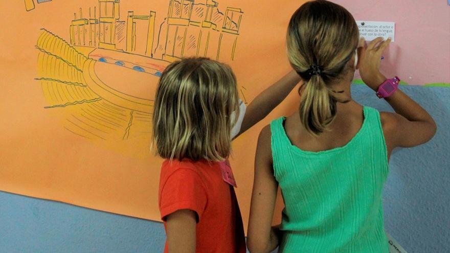 Menores en un centro educativo de la ciudad.