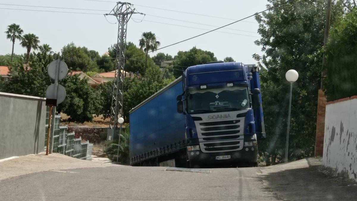 Un camión apenas tiene espacio para maniobrar en las calles de la urbanización de la Vall d’Umbrí.