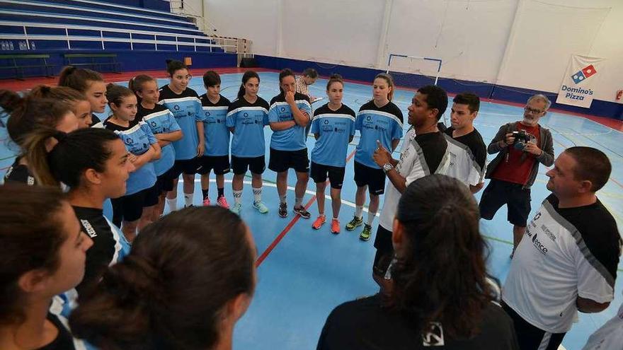 El entrenador el Poio Pescamar, Marcio Santos, alecciona a sus jugadoras en un entrenamiento. // G. Santos