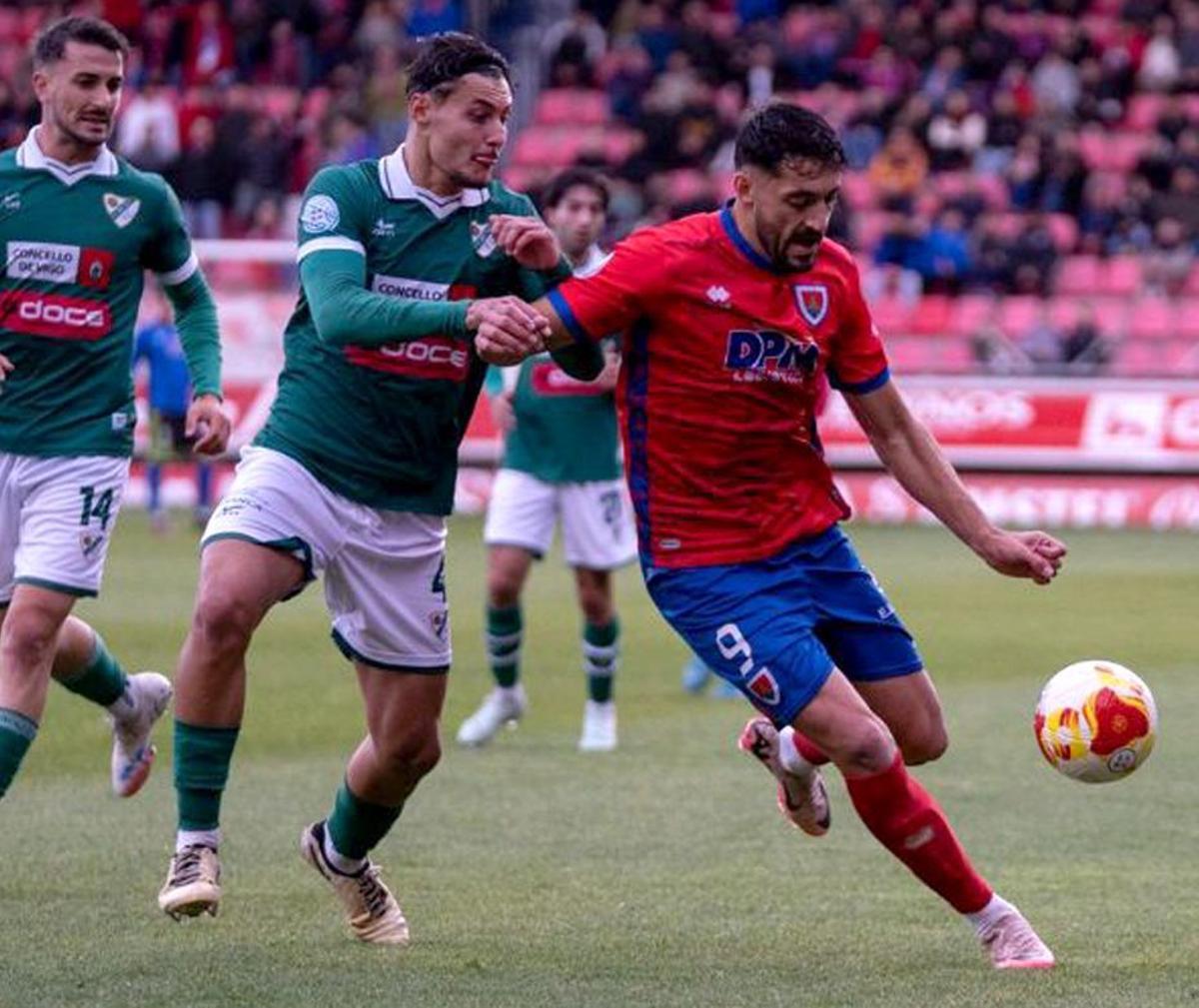 Borja, del Coruxo, presiona a Jontan en el partido de la primera vuelta. | CD NUMANCIA