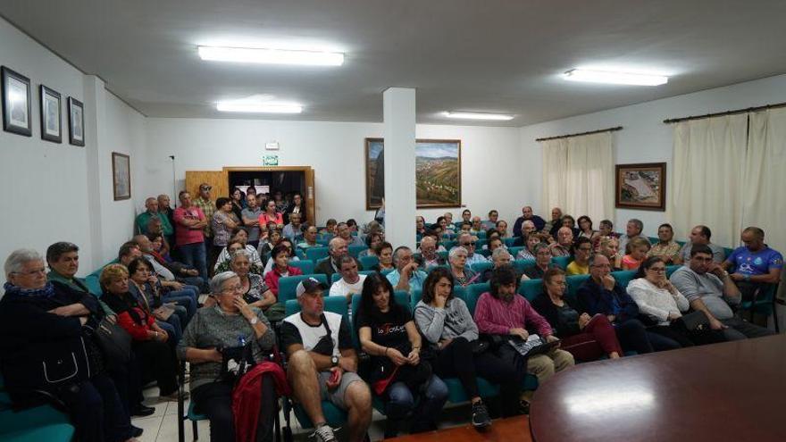 Más de 200 personas en la asamblea de la asociación comarcal por la sanidad pública, en Alcañices.