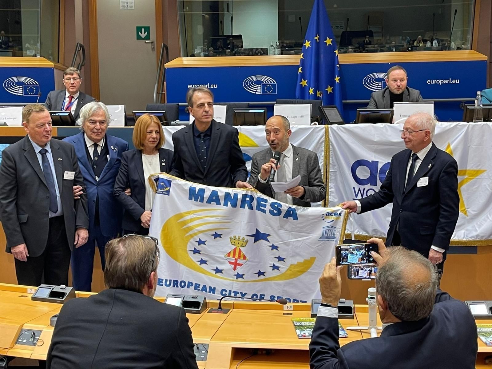 Imatges de la rebuda a Brussel·les de la bandera de capital europea de l'esport per part de la delegació de Manresa