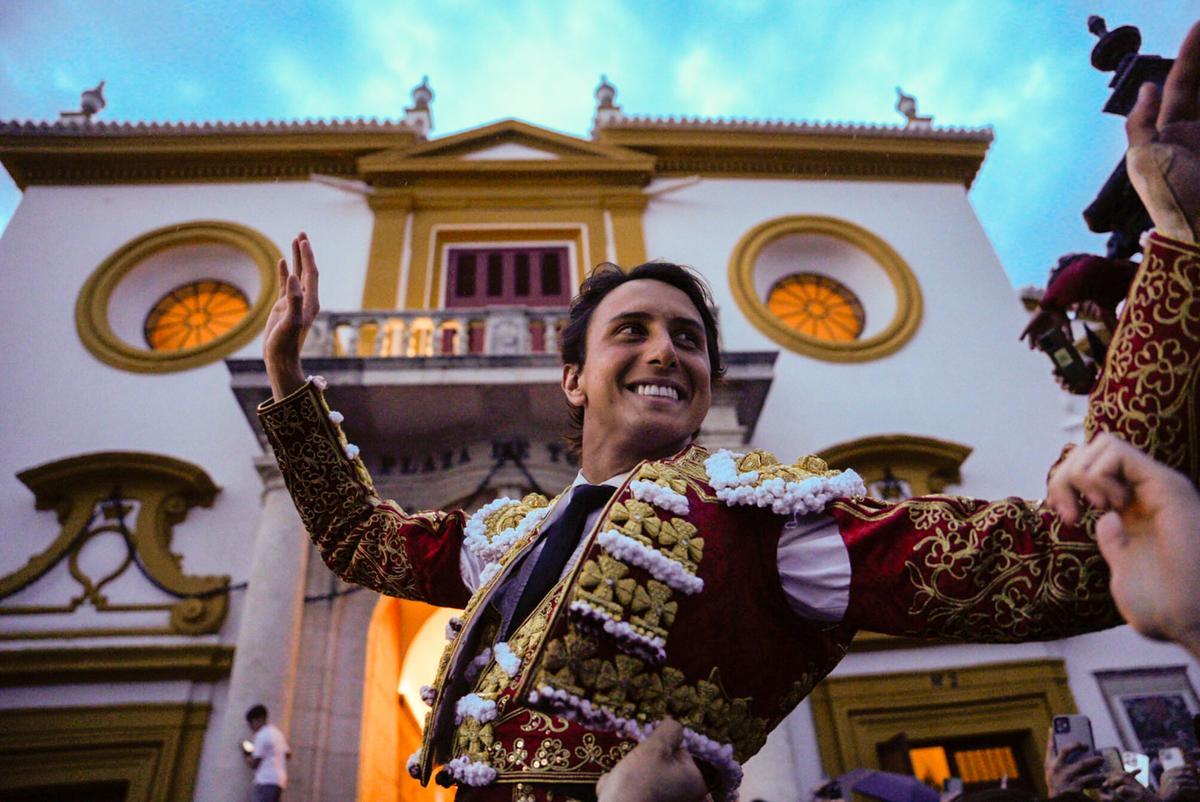 El diestro Roca Rey sale por la Puerta del Príncipe tras cortar tres oreja en la tarde de hoy, a 20 de abril de 2024, en Sevilla, Andalucía (España). Decimocuarta de abono para los diestros Juan Ortega, Roca Rey y Pablo Aguado, que torearán toros de Victoriano del Río y de Cortés. 20 ABRIL 2024 Joaquin Corchero / Europa Press 20/04/2024. ANDRES ROCA REY;Joaquin Corchero