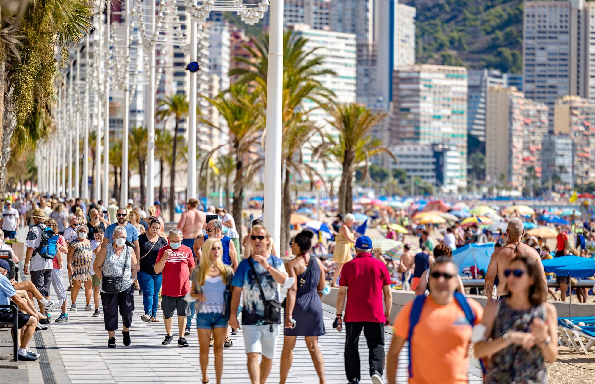 Benidorm llena en el puente y la hostelería se sitúa en cifras similares a Semana Santa