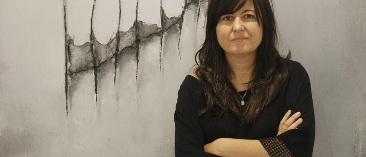 Sonia García, frente a una de las obras expuestas en Apo&#039;strophe. // Ricardo Grobas