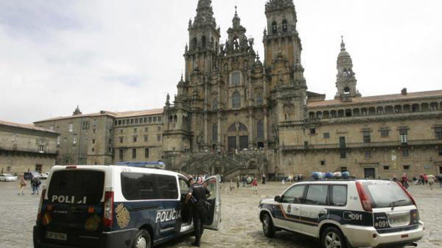 Coches de policía en la Plaza del Obradoiro el día después de la recuperación del &#039;Códice Calixtino&#039;. / Xoán Álvarez