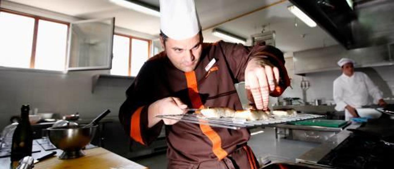 Un cocinero, durante una jornada gastronómica celebrada en el CdT de Benidorm.