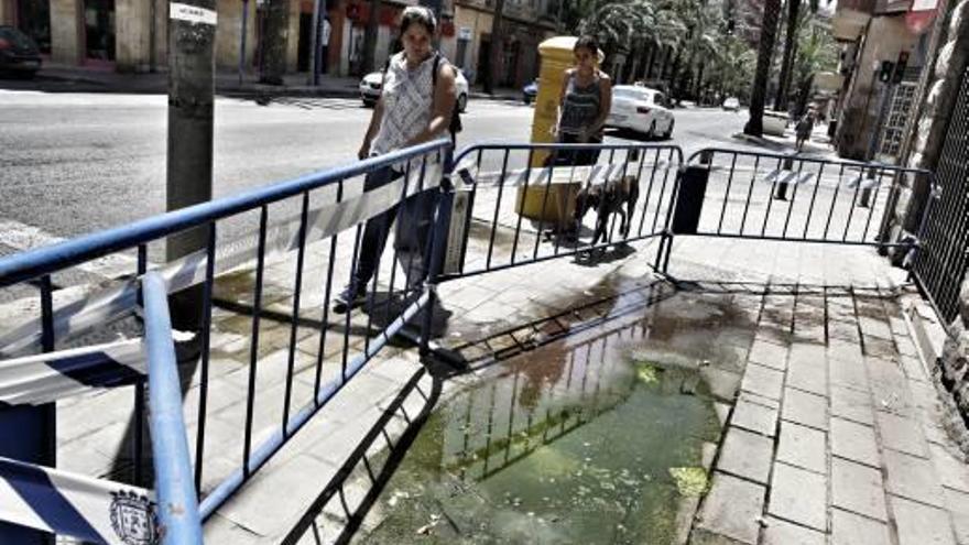 Un charco de aguas fecales en plena acera