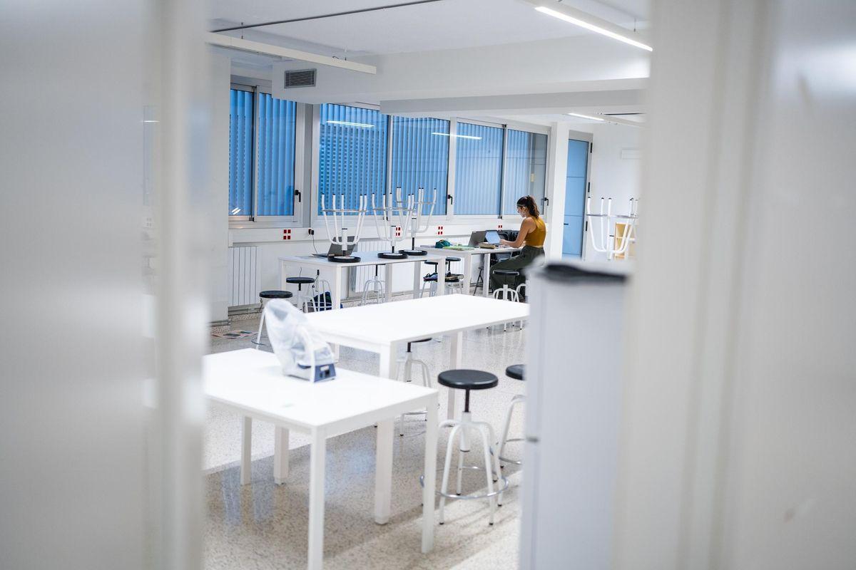 Una profesora prepara las clases antes del inicio del curso escolar, el pasado septiembre en un instituto catalán.