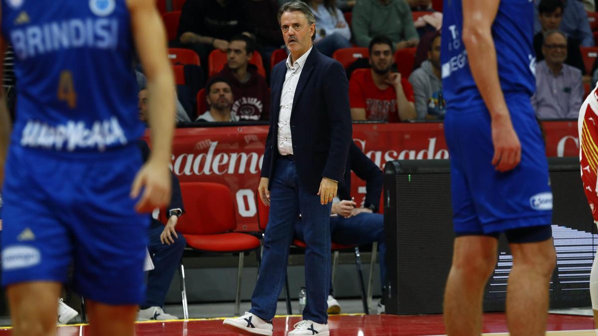 Porfirio Fisac observa el juego de los suyos en el encuentro disputado en la FIBA Europe Cup entre el Casademont Zaragoza y el Brindisi en el Príncipe Felipe.