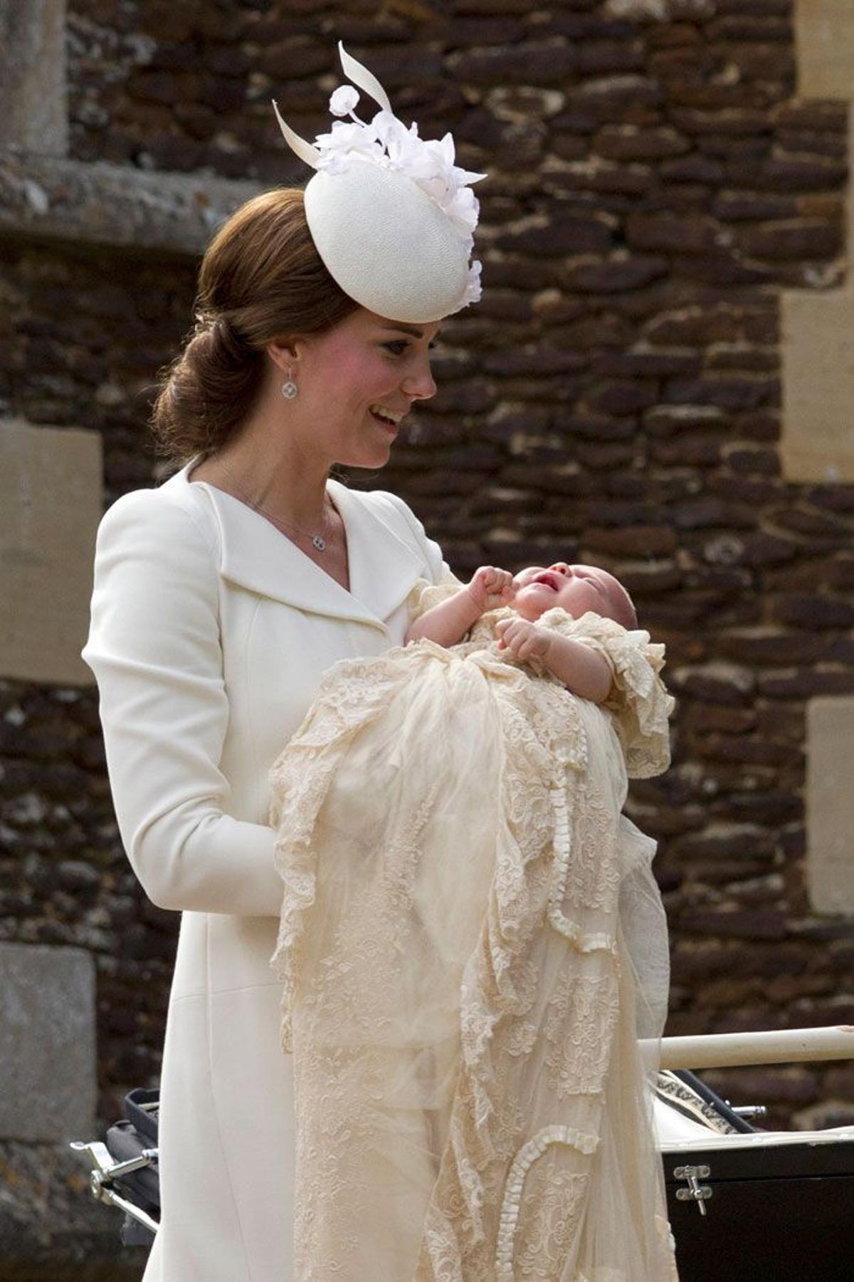 Kate Middleton con Carlota en brazos