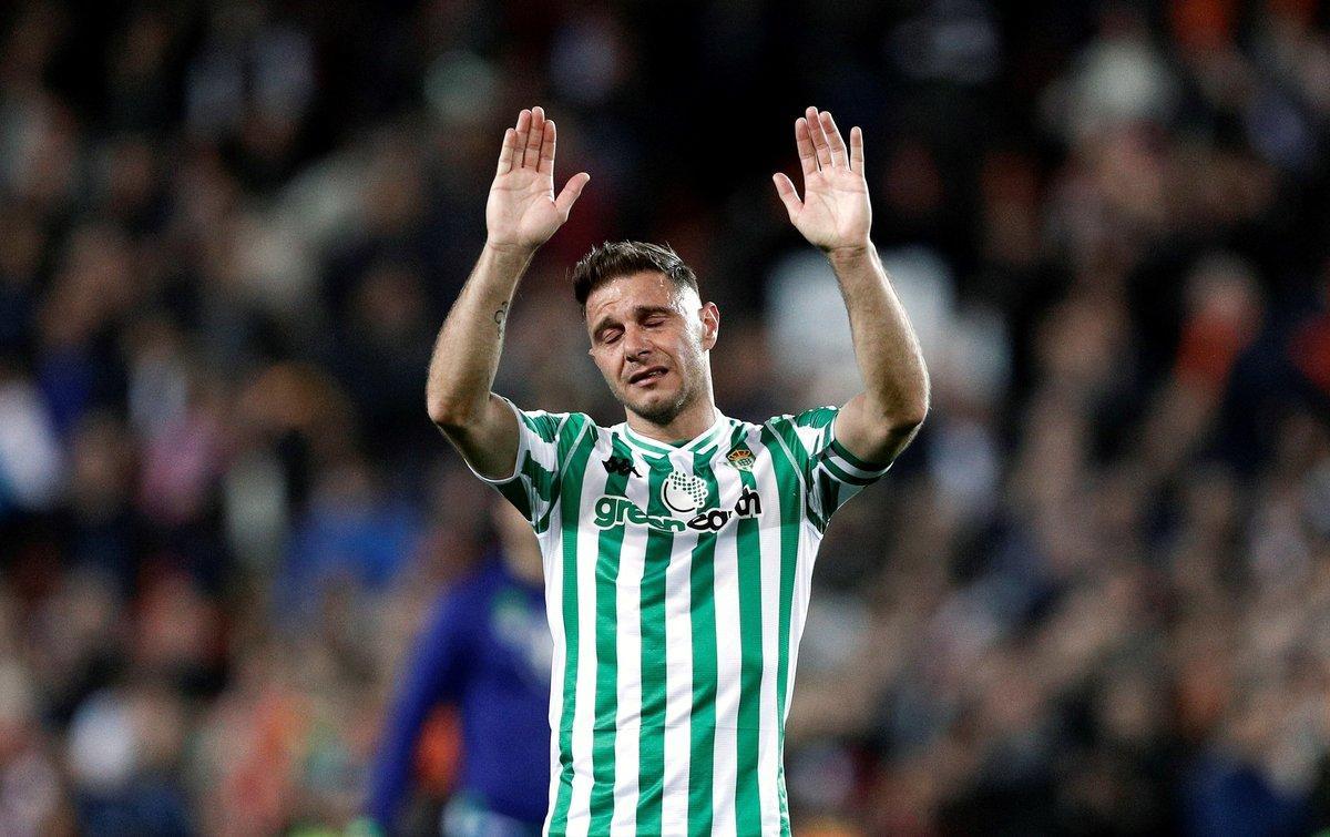 GRAFCVA2695. VALENCIA, 28/02/2019.- El centrocampista del Real Betis, Joaquín, emocionado tras perder el partido ante el Valencia CF de vuelta de las semifinales de la Copa del Rey que se disputa esta noche en le Estadio de Mestalla. EFE/Biel Aliño