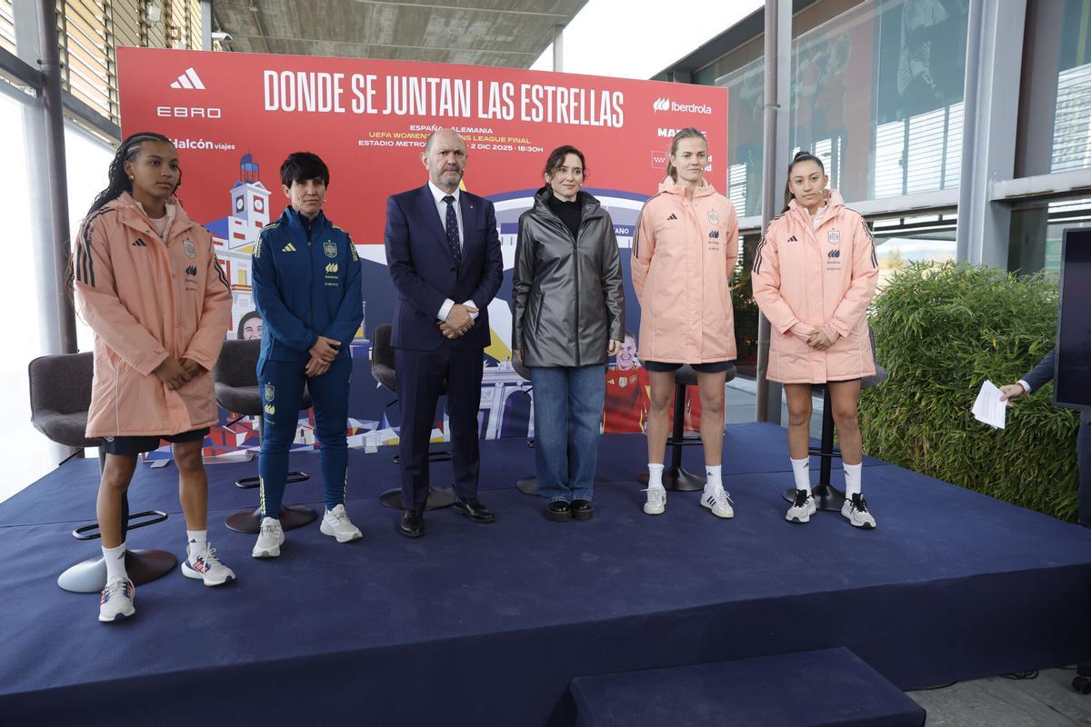 Isabel Díaz Ayuso asiste en la Ciudad del Fútbol de Las Rozas (Madrid) a la presentación del partido de vuelta de la final de la Liga de Naciones junto al presidente de la Real Federación de fútbol Rafael Louzán y las jugadoras de la selección, Vicky López, Irene Paredes y Fiamma Benítez